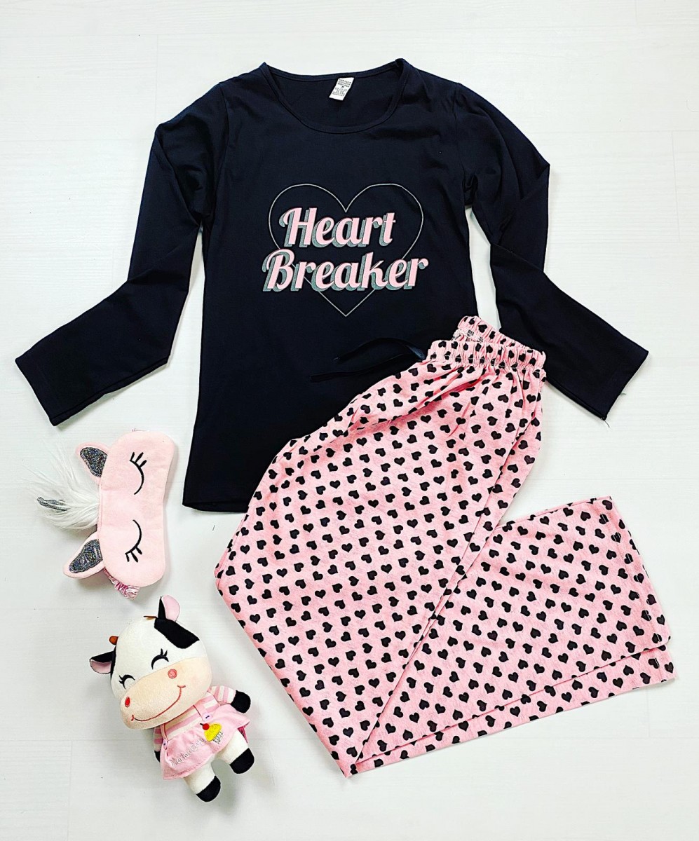 Pijama dama din bumbac ieftina cu pantaloni roz si bluza cu maneca lunga neagra cu imprimeu Heart Breaker